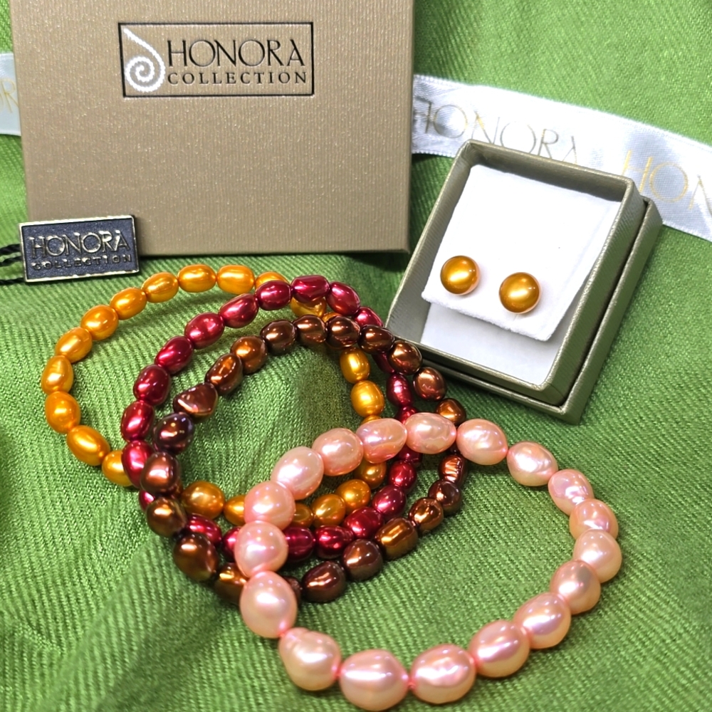 Honora Collection  freshwater pearls earrings and bracelet set.  NEW.